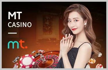 Người chơi golf đang thực hiện cú đánh trên sân cỏ xanh mướt.